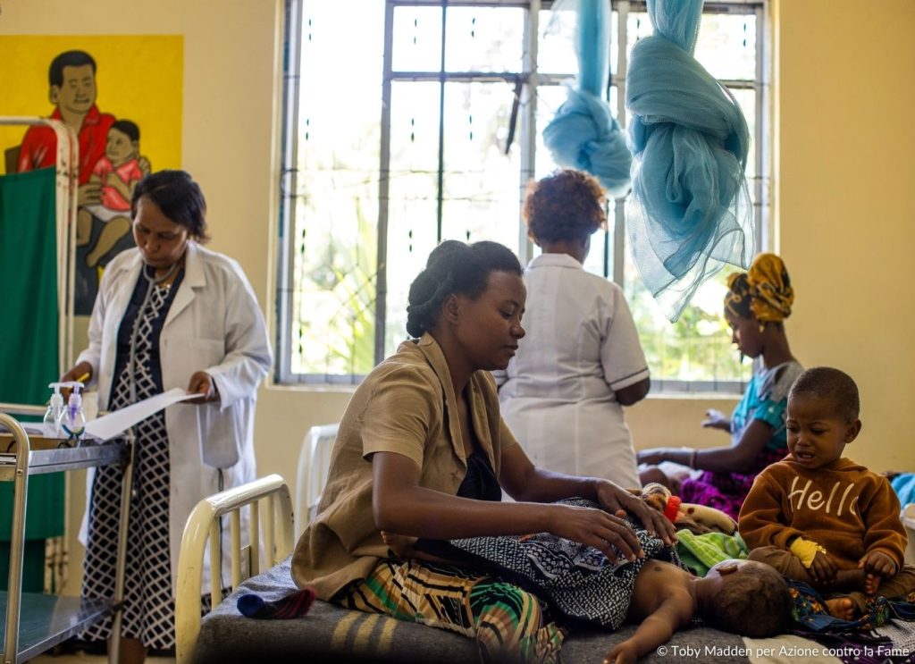 Centro di cura in Tanzania con donne e bambini con malnutrizione