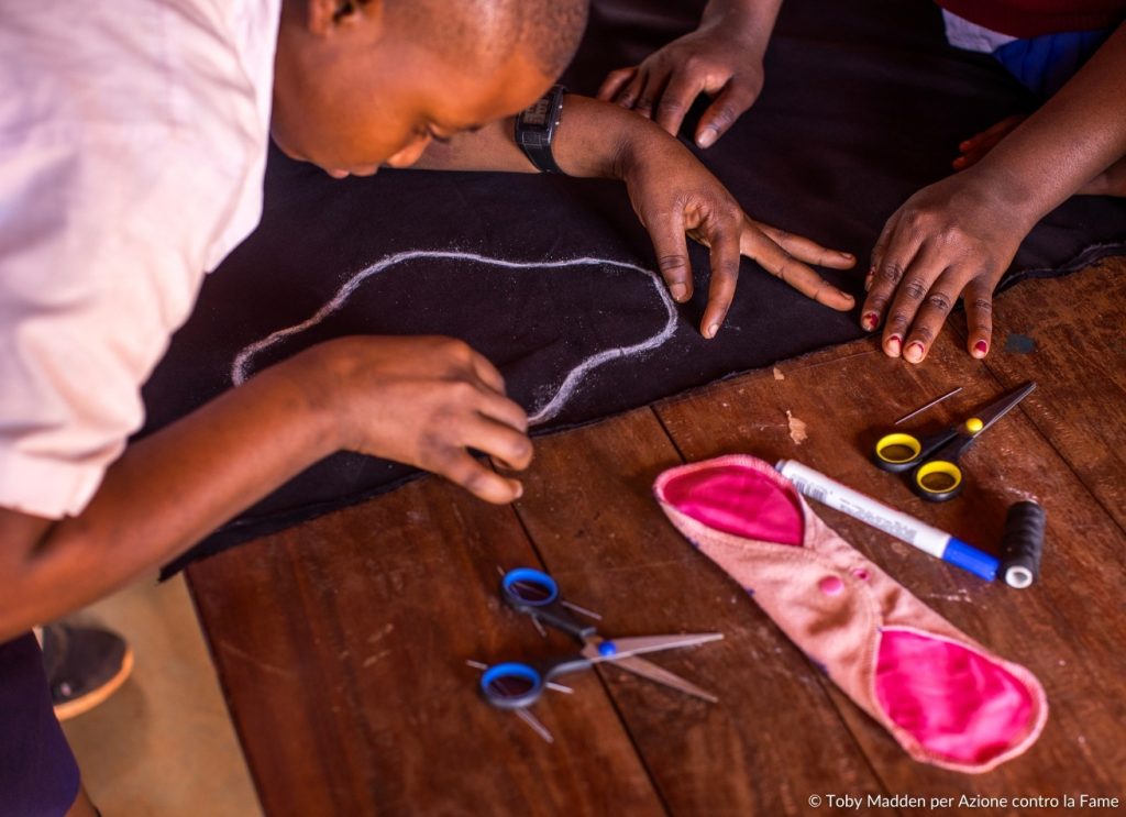 Laboratorio per contrastare povertà mestruale in Tanzania