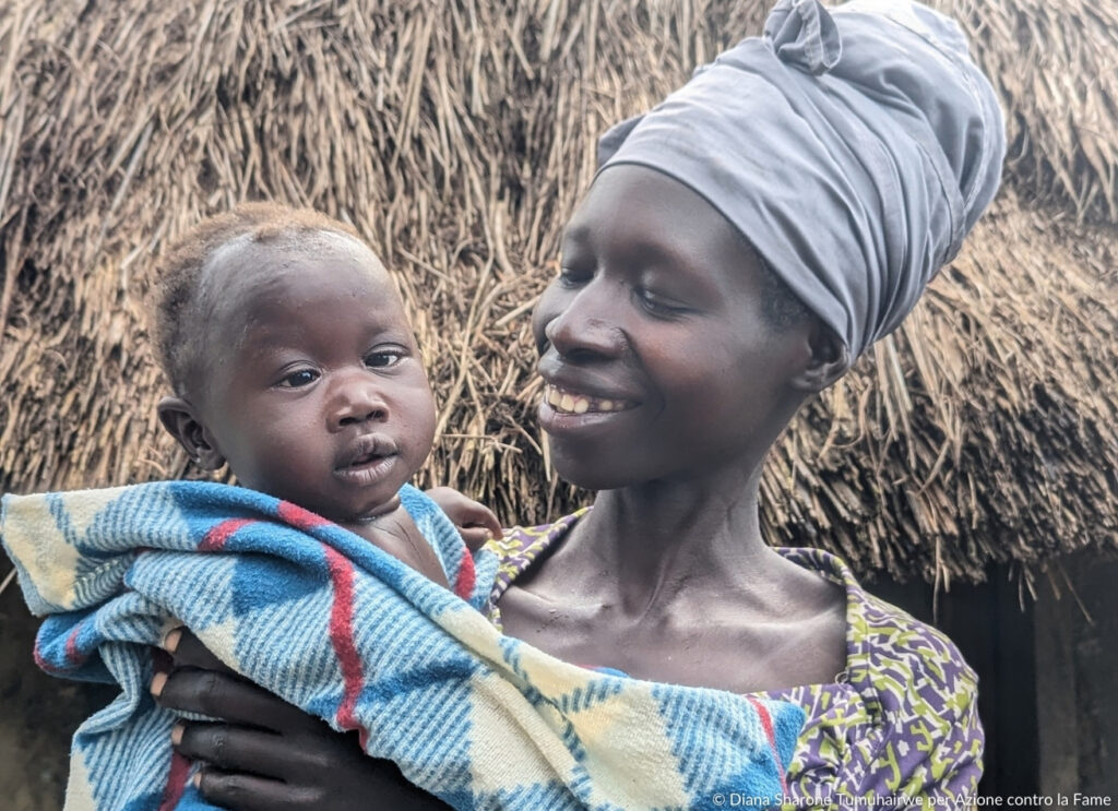 Donna in Uganda con bambino